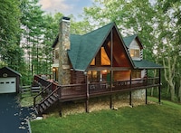 Cabin in the woods with GAF Timberline HDZ® shingles in Hunter Green  on the roof. 